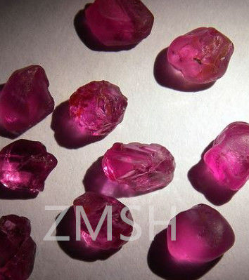 اللون الزهري الساخن من الدرجة FL المختبر صُنع من الياقوت الأحجار الكريمة الخام مع صلابة 9 الماس