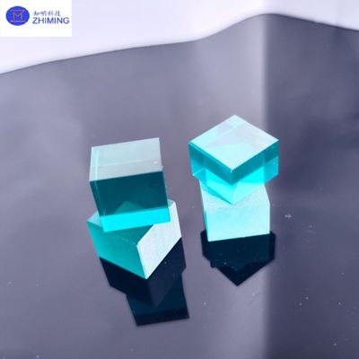 الحجر الكريم الصناعي اللون الزعفير الحجر الخام الأزرق السماوي صلابة موخ 9 للمجوهرات الحرفية