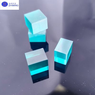 الحجر الكريم الصناعي اللون الزعفير الحجر الخام الأزرق السماوي صلابة موخ 9 للمجوهرات الحرفية