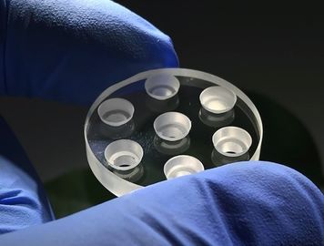 سعر جيد جزء التجمع عدسة زجاج الياقوت المستدير مع ثقب بالوعة الموصلية الحرارية العالية الانترنت